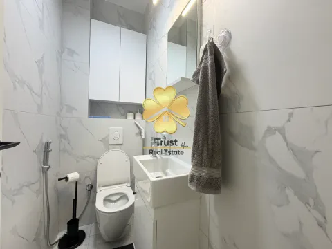 Moderno opremljeno kupatilo sa bijelim keramičkim pločicama i sanitarijama. - image 14