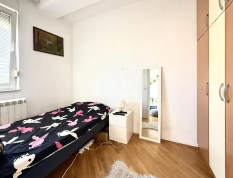 Manja spavaća soba sa krevetom, garderoberom i prozorom. - image 7
