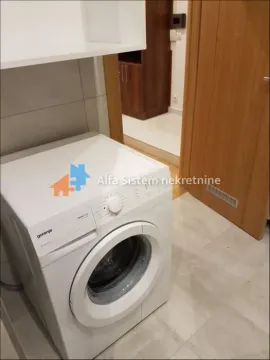 Kupatilo sa veš mašinom i pločicama. - image 5
