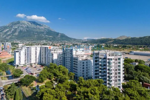 Pogled iz vazduha na stambene zgrade i okolne planine. - image 9