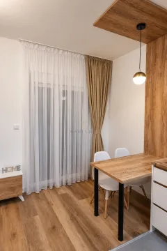 Manja trpezarija sa drvenim stolom i bijelim stolicama pored prozora. - image 5