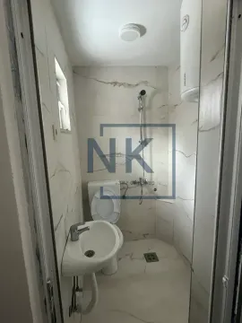 Manje kupatilo sa tuš kabinom, umivaonikom i toaletom. - image 6