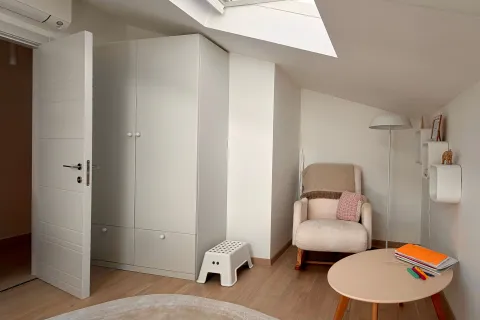 Svijetla spavaća soba sa garderoberom, foteljom za ljuljanje i radnim stolom. - image 7