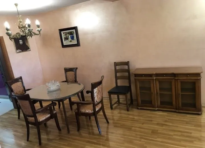 Izdavanje, kuća, 220m², Konik, Podgorica