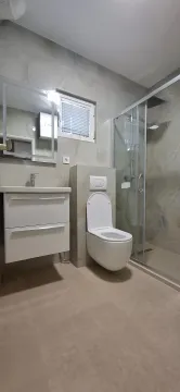 Moderne kupatilo sa tuš kabinom, konzolnom šoljom i umivaonikom. - image 14