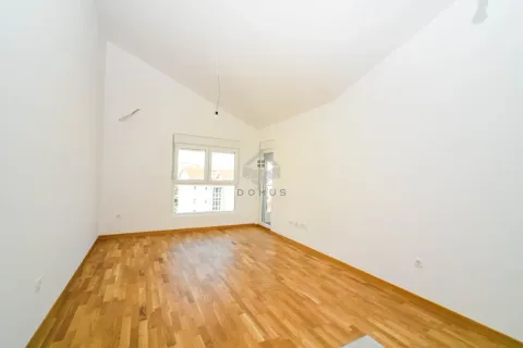 Prazna soba sa parketom, bijelim zidovima i kosim plafonom. - image 3