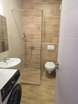 Moderno opremljeno kupatilo sa tuš kabinom i veš mašinom. - image 11