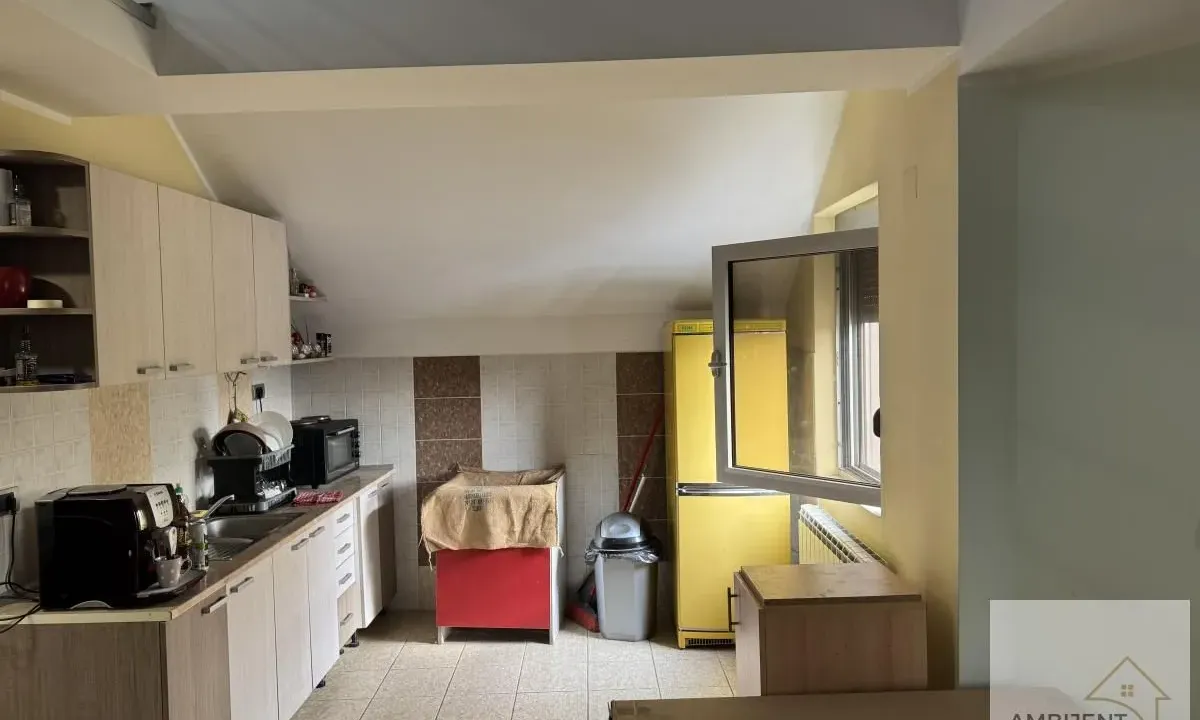 Izdavanje, poslovni prostor, 50m², Surčin, Beograd