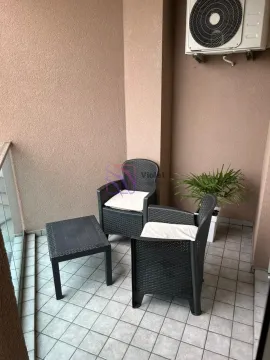 Natkriveni balkon sa garniturom za sjedenje i klima uređajem. - image 7