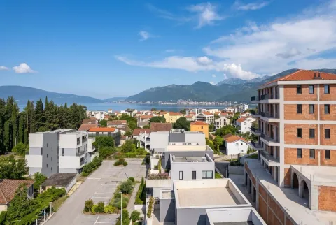 Pogled iz visine na gradsko naselje, okolne zgrade i zaliv u pozadini. - image 9