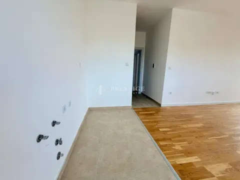 Dio kuhinje sa priključcima za vodu i parketom u nastavku prostorije. - image 5