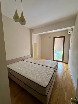 Svjetla spavaća soba sa bračnim krevetom i drvenim podom. - image 5