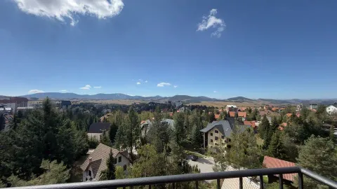 Pogled sa terase na naselje, šumu i planine u pozadini. - image 10