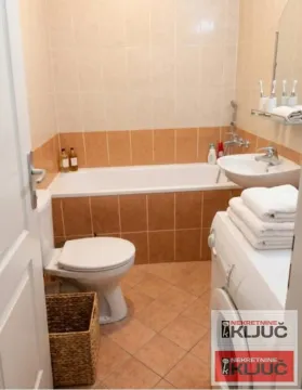Kupatilo opremljeno kadom, umivaonikom, WC šoljom i veš mašinom. - image 4