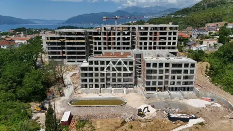 Pogled iz vazduha na stambeni kompleks u izgradnji sa bazenom. - image 4