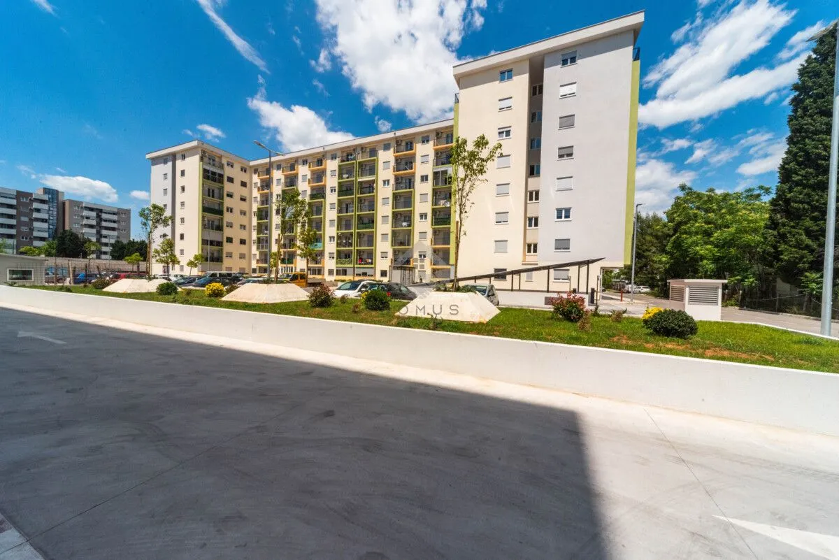 Izdavanje, poslovni prostor, 43m², Pobrežje, Podgorica