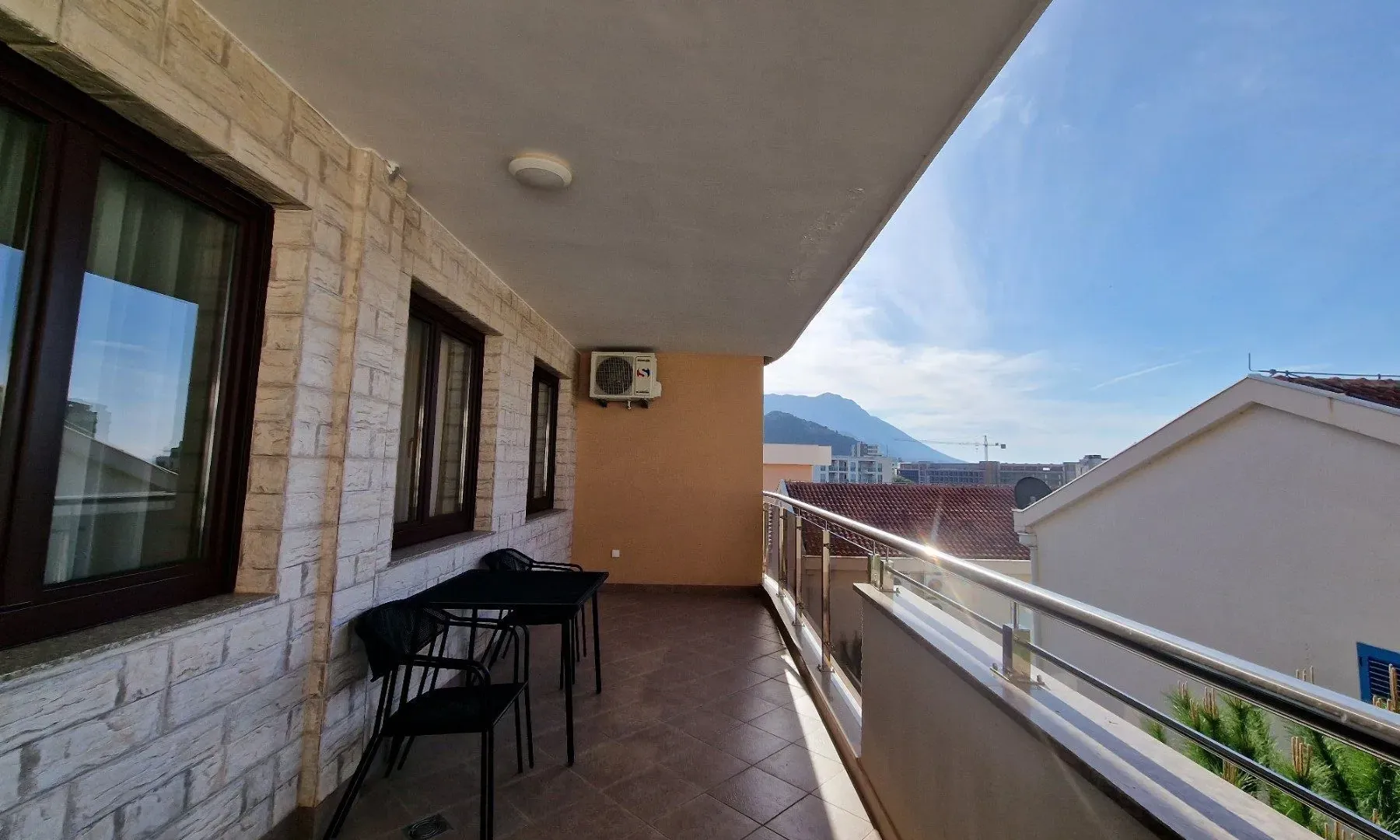 Izdavanje, jednosoban stan, 90m², Bečići, Budva
