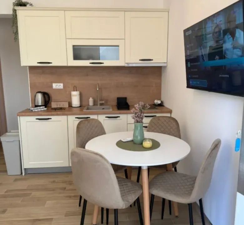 Izdavanje, kuća, 32m², Lastva Grbaljska, Kotor