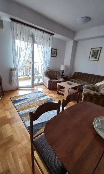 Izdavanje, dvosoban stan, 65m², Blok 9, Podgorica