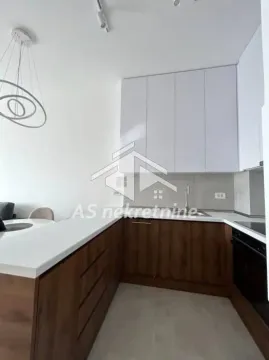 Moderna kuhinja sa belim visećim elementima i donjim elementimau boji drveta. - image 6