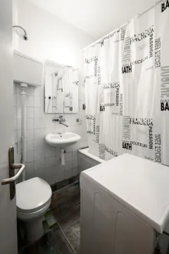 Manje kupatilo sa umivaonikom, wc šoljom, kadom i veš mašinom. - image 13