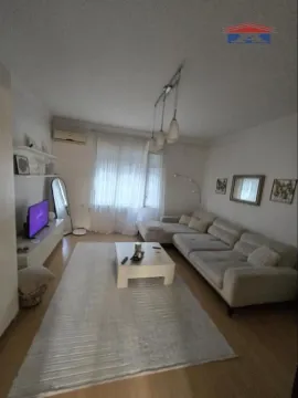 Dnevna soba sa ugaonom garniturom, stočićem i televizorom. - image 9