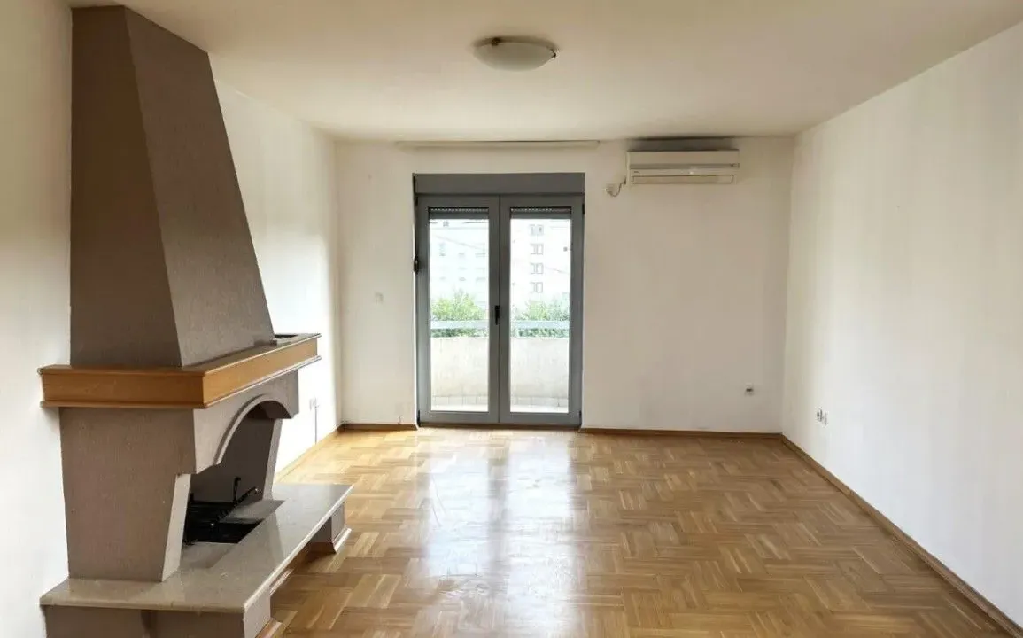 Izdavanje, dvosoban stan, 60m², Centar, Podgorica