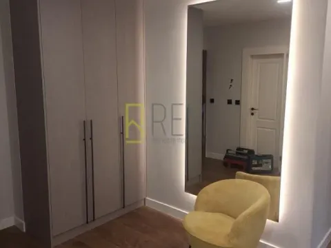 Izdavanje, trosoban stan, 163m², Dalmatinska ulica, Podgorica - image 12