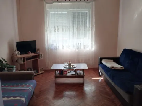 Dnevna soba sa garniturom, TV komodom i prozorom sa zavesama. - image 7