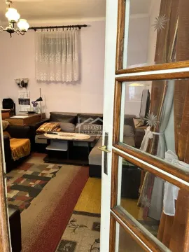 Pogled na dnevnu sobu kroz otvorena vrata. - image 3