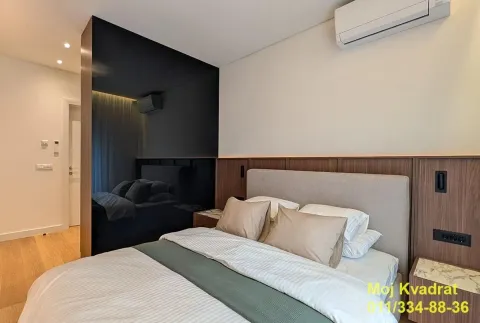 Modern bedroom with a double bed and built-in wardrobe. - image 6