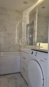 Moderno kupatilo sa kadom, umivaonikom i veš mašinom. - image 7