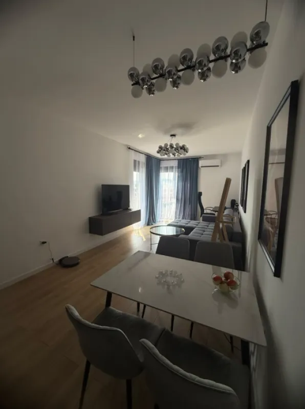 Dnevni boravak sa trpezarijom, garniturom i TV-om.