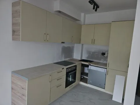 Nova kuhinja ugradnog tipa sa svijetlim elementima i ugrađenom pločom za kuvanje. - image 10
