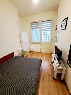 Manja spavaća soba sa krevetom, garderoberom i televizorom. - image 13