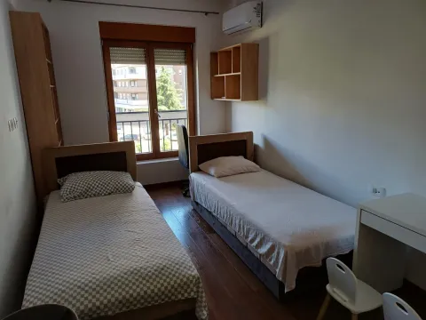 Spavaća soba sa dva kreveta samca i radnim stolom. - image 26