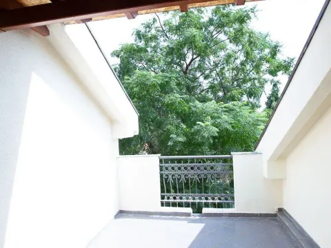 Izdavanje, četvorosoban stan, 300m², Gorica C, Podgorica - image 12