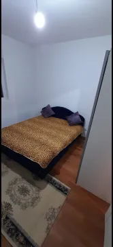 Jednostavno namještena spavaća soba sa bračnim krevetom. - image 15