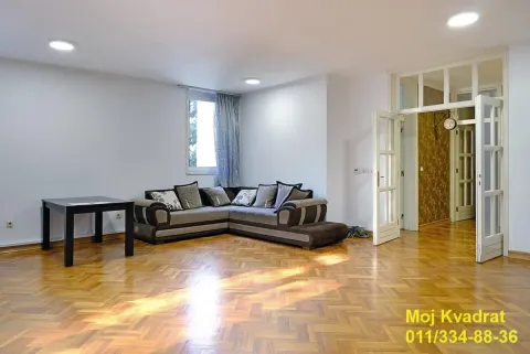 Prostrana dnevna soba sa garniturom i parketom na podu. - image 3