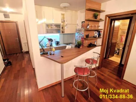 Izdavanje, trosoban stan, 82m², Vračar Hram, Vračar Sve Podlokacije - image 2