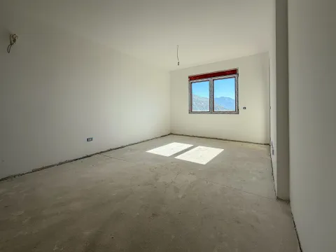 Neopremljena prostorija u izgradnji sa prozorom i pogledom na planine. - image 12
