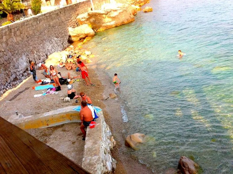 Pogled na obližnju plažu i more.