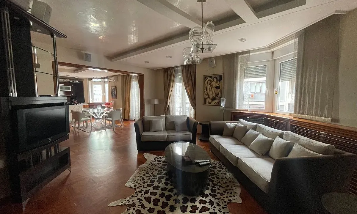Izdavanje, četvorosoban stan, 135m², Vračar Sve Podlokacije, Beograd