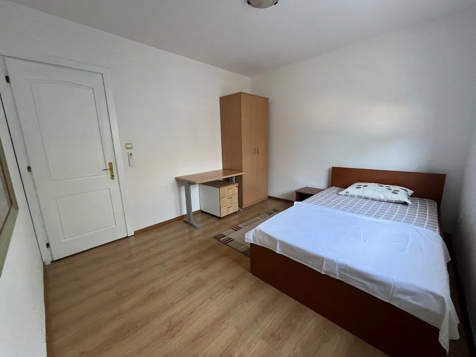 Izdavanje, kuća, 200m², Tološi, Podgorica