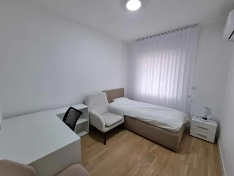Manja spavaća soba sa krevetom, radnim stolom i foteljom. - image 6