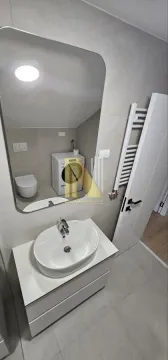 Moderno opremljeno kupatilo sa umivaonikom, ogledalom i WC šoljom. - image 9