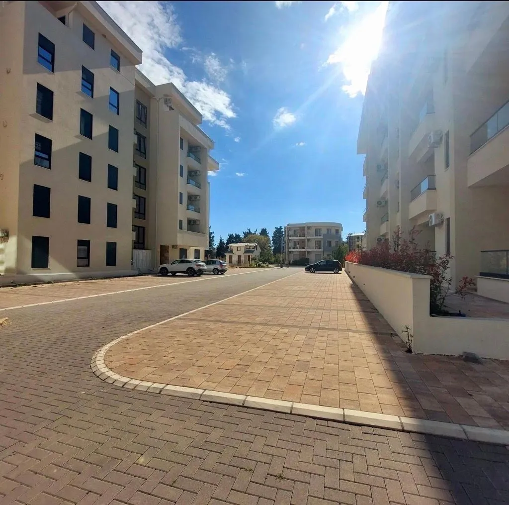 Pogled na dvorište i fasadu stambenih zgrada.
