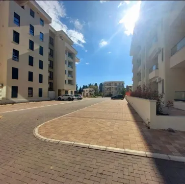 Pogled na dvorište i fasadu stambenih zgrada. - image 12