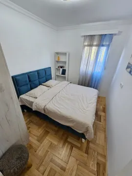 Manja spavaća soba sa bračnim krevetom, bijelom policom i prozorom. - image 6