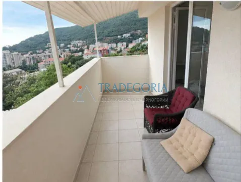 Natkriveni balkon sa garniturom za sjedenje i pogledom na naselje. - image 6